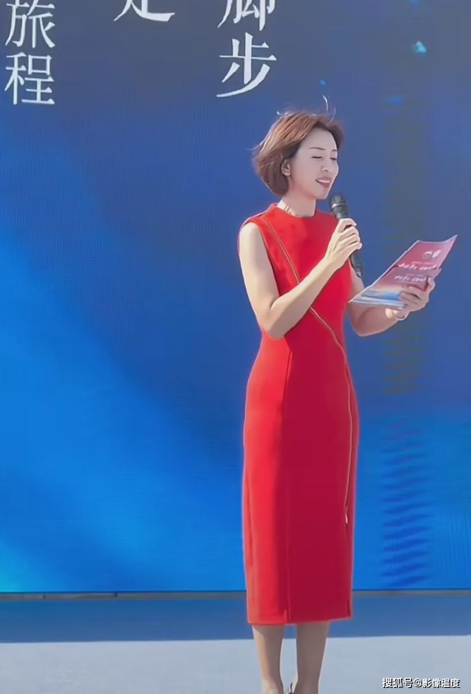 45岁欧阳夏丹山东近况曝光：一身红裙太美，多个网友疯狂作诗表白
