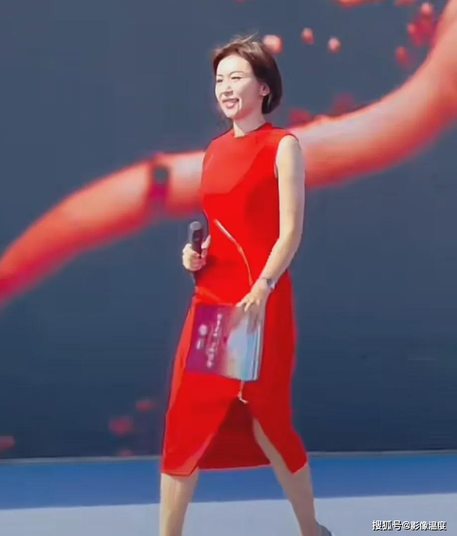 45岁欧阳夏丹山东近况曝光：一身红裙太美，多个网友疯狂作诗表白