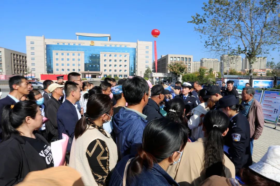 黄岛公安通报“夏季行动”战果 展示追缴赃款赃物 1 亿元并返还