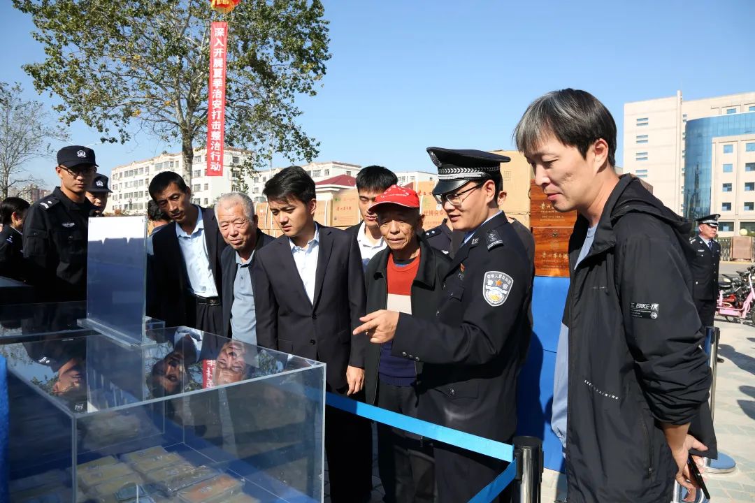 黄岛公安通报“夏季行动”战果 展示追缴赃款赃物 1 亿元并返还