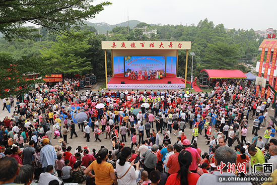 广西容县欢度“三月三” 传递民族情共唱侨乡美