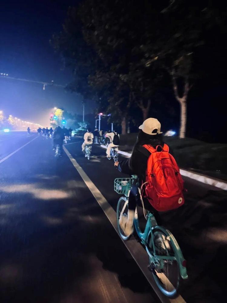 大学生“夜骑”火了！但有两件事必须注意