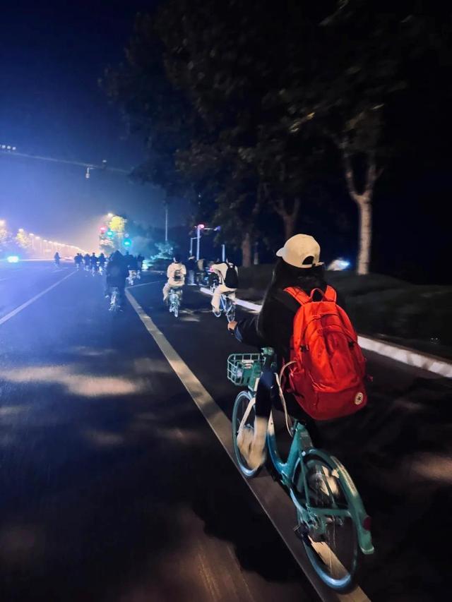 大学生“夜骑”火了！但有两件事必须注意