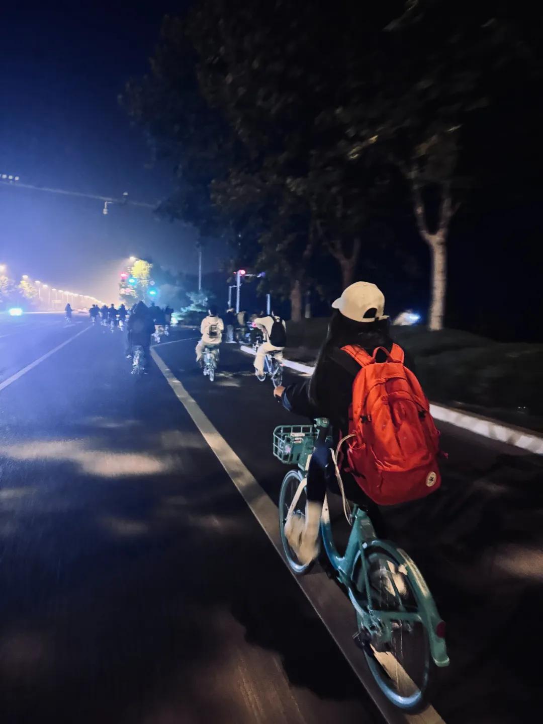 大学生夜骑火了！警方重要提示