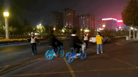 大学生夜骑火了！警方重要提示