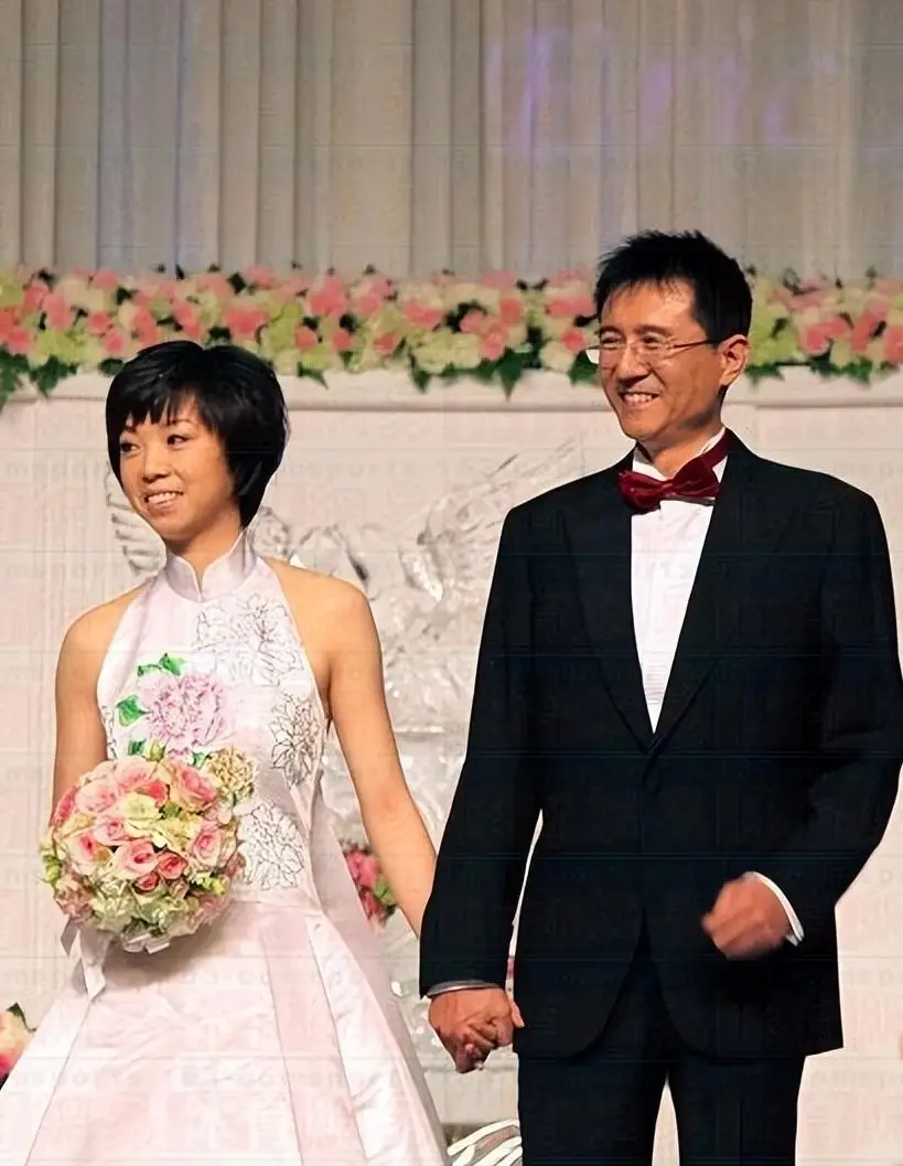 富商徐威：与12年女友袁立分手，转身娶了张怡宁，全靠岳母撑腰