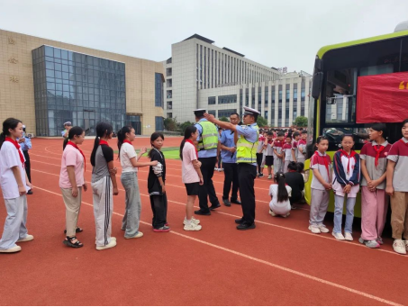 交通安全进校园 文明出行记心间