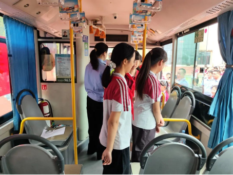 交通安全进校园 文明出行记心间