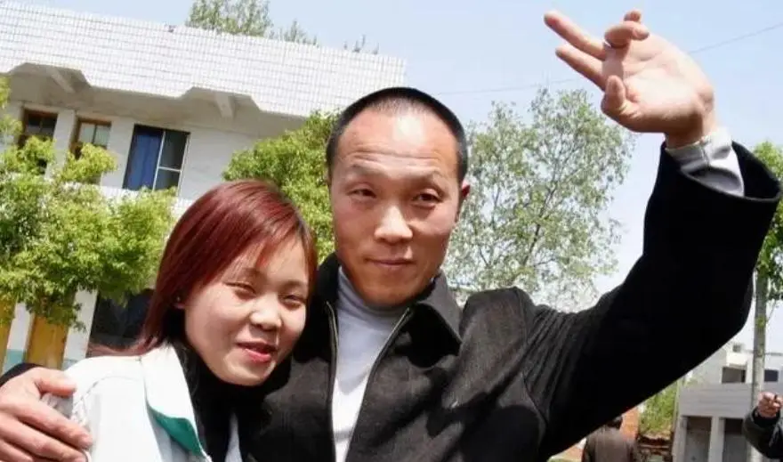 他被冤杀妻判刑15年，老母亲被气死，11年后妻子回来：我早改嫁了