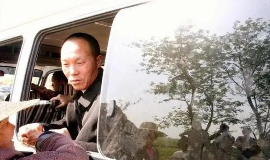 他被冤杀妻判刑15年，老母亲被气死，11年后妻子回来：我早改嫁了