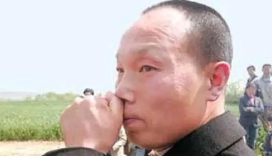他被冤杀妻判刑15年，老母亲被气死，11年后妻子回来：我早改嫁了