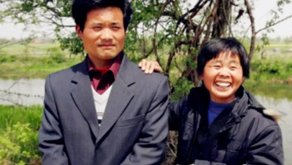 他被冤杀妻判刑15年，老母亲被气死，11年后妻子回来：我早改嫁了
