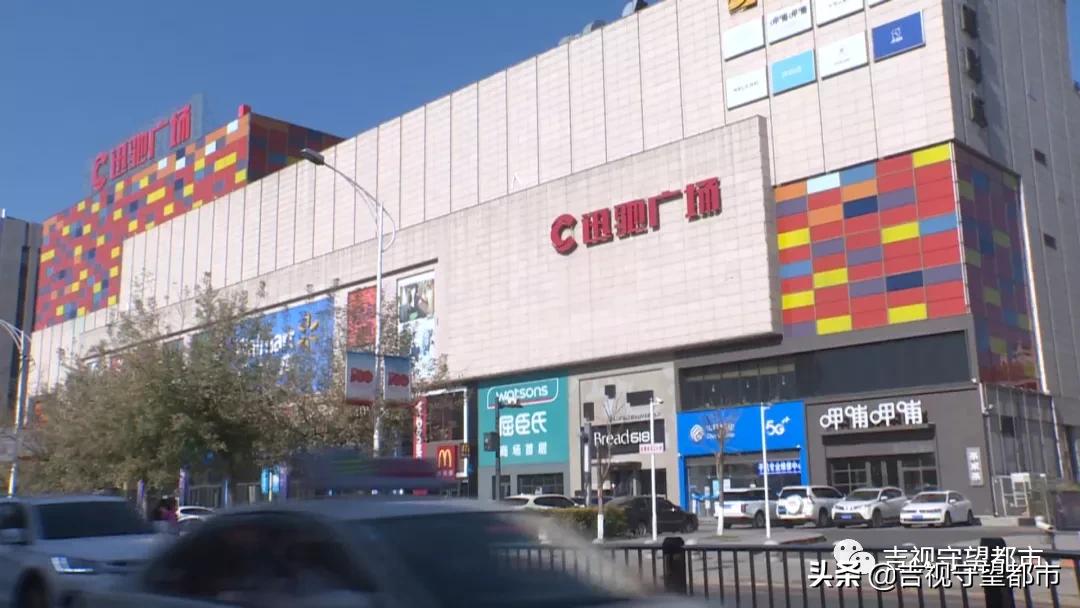 女子商场“掀门帘”,十分钟偷六部手机