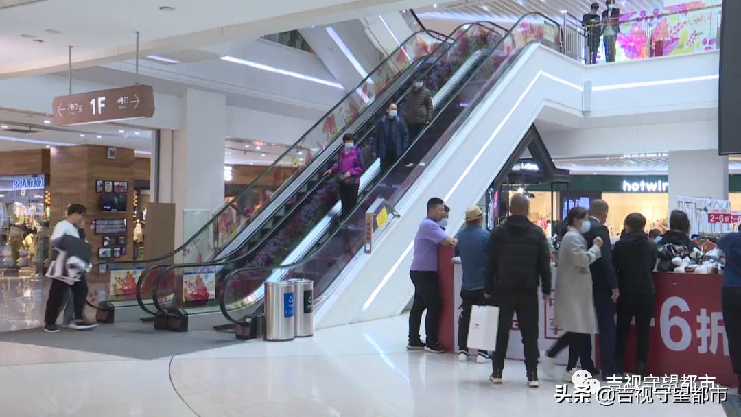 女子商场“掀门帘”,十分钟偷六部手机