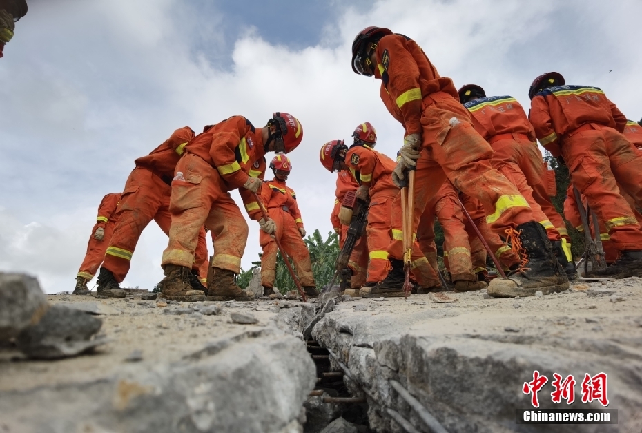 广西遭遇持续强降雨 北流市泥石流灾害致7人遇难