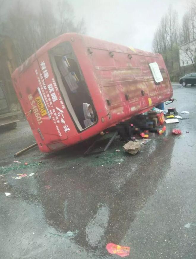 惨烈！信阳突发一起车祸，其中4人死亡15人受伤！