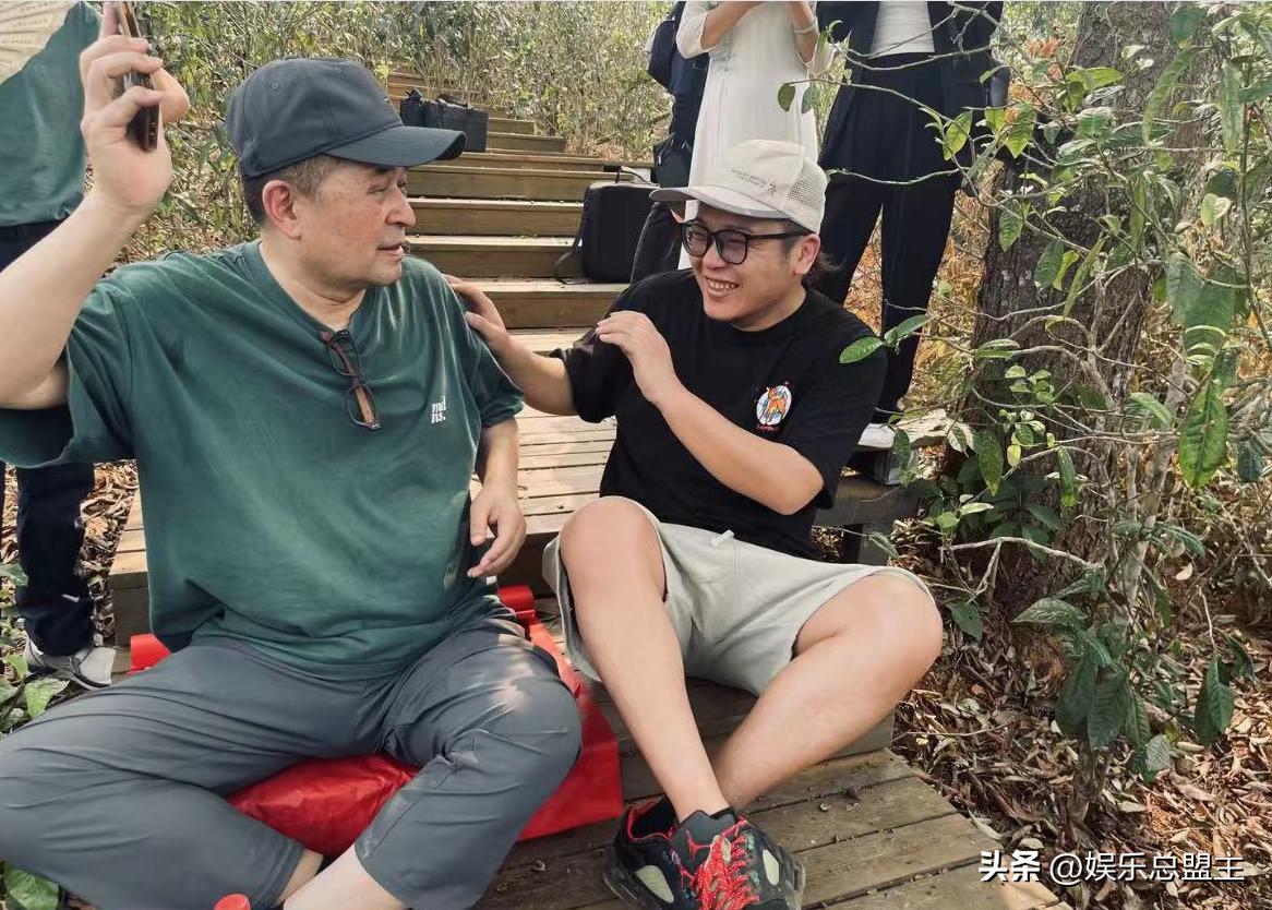 毕福剑现身云南，满脸老年斑席地而坐，三件事一直争议不断