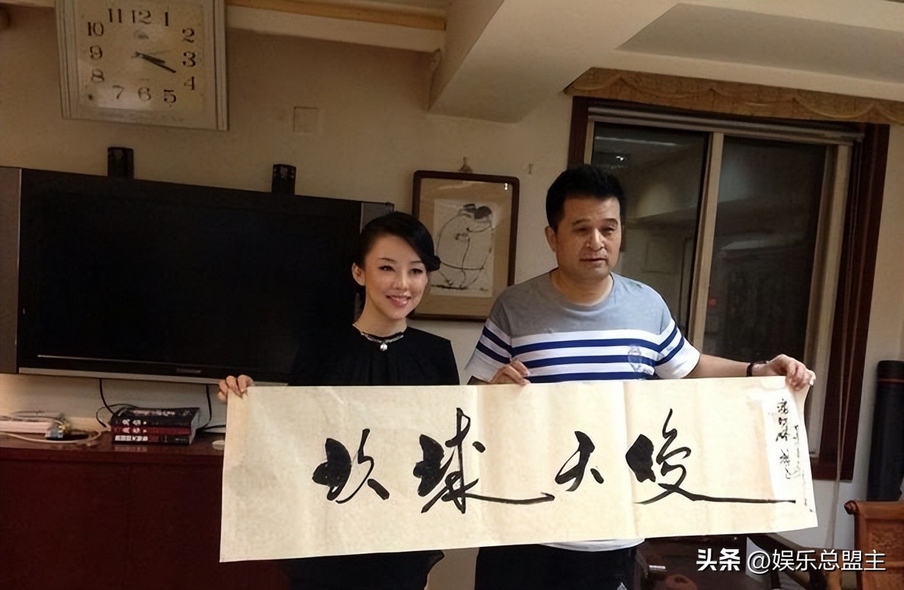 毕福剑现身云南，满脸老年斑席地而坐，三件事一直争议不断