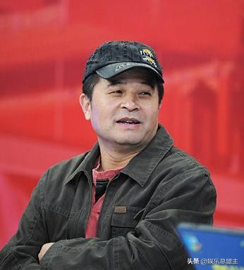 毕福剑现身云南，满脸老年斑席地而坐，三件事一直争议不断