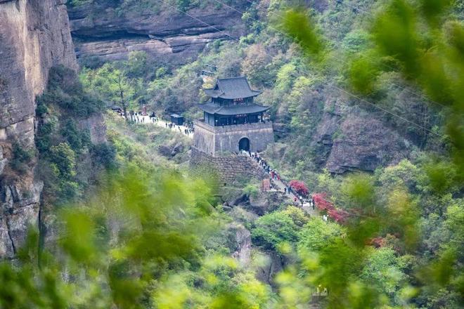 线上蒙眼背《蜀道难》赢剑门关五一门票，瘦西湖、卧龙岗也在玩背诗词免门票