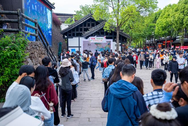 线上蒙眼背《蜀道难》赢剑门关五一门票，瘦西湖、卧龙岗也在玩背诗词免门票