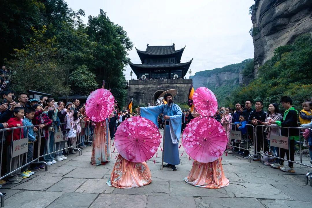 “五一”嗨玩剑门关：腰鼓舞动云端 背诗赢奖乐翻天