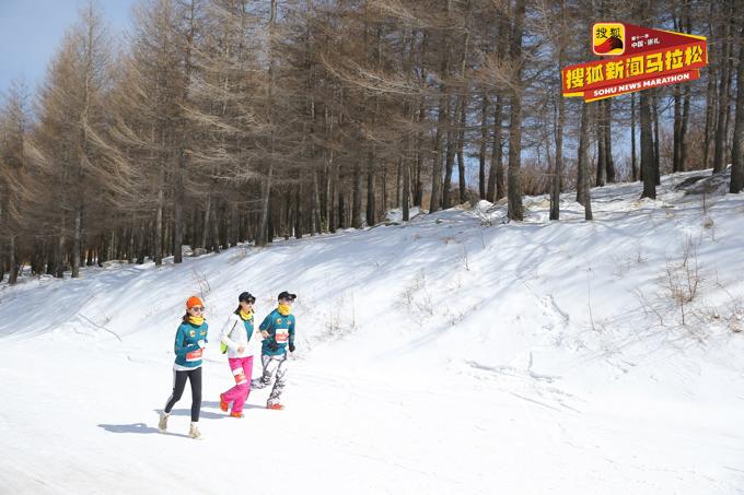 张朝阳领衔，钟欣桐、曹云金陪跑，这个马拉松竟在雪地上