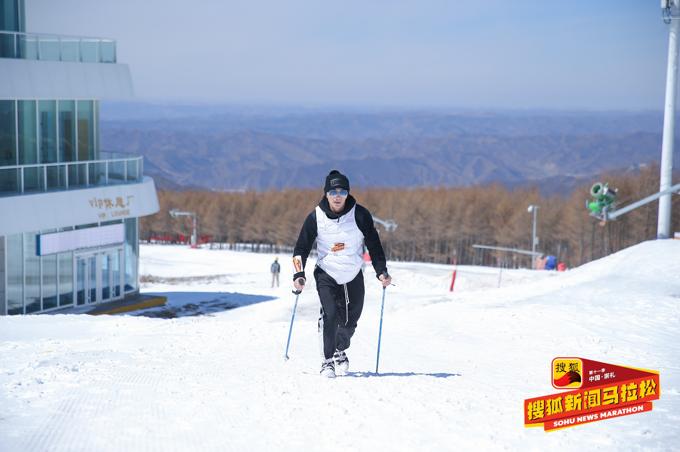 张朝阳领衔，钟欣桐、曹云金陪跑，这个马拉松竟在雪地上