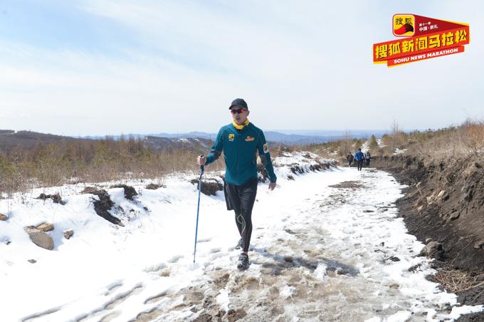 张朝阳领衔，钟欣桐、曹云金陪跑，这个马拉松竟在雪地上