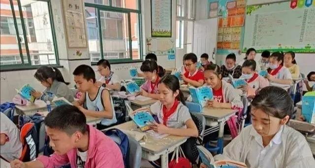 张泉灵：大学生进入职场要找1个榜样；1女生：您为啥离开白岩松？