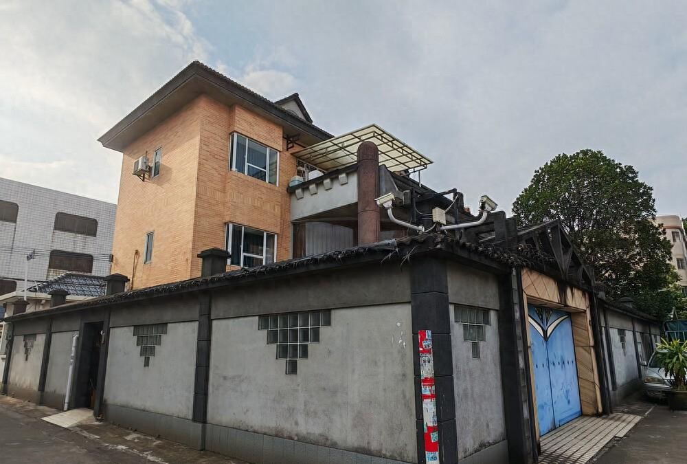 佛山市一栋私人自建房拍卖，7人抢着买，拍出了655万高价