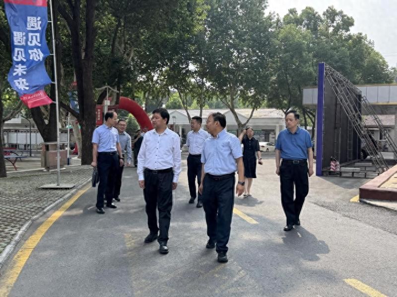 省委宣传部副部长张笑到江苏省新闻出版学校调研指导
