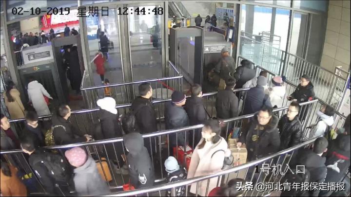 心真大！保定火车站乘车，竟把近万元现金“扔”在这！你绝对想不到！
