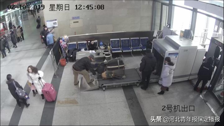 心真大！保定火车站乘车，竟把近万元现金“扔”在这！你绝对想不到！