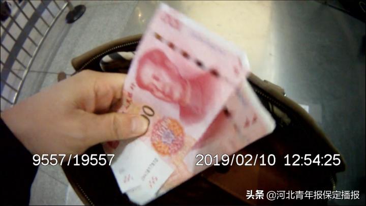 心真大！保定火车站乘车，竟把近万元现金“扔”在这！你绝对想不到！