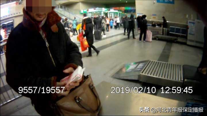 心真大！保定火车站乘车，竟把近万元现金“扔”在这！你绝对想不到！