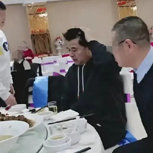 62岁毕福剑隐退5年晚景凄凉？新年首现身，头发凌乱不修边幅