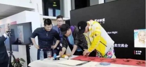 62岁毕福剑隐退5年晚景凄凉？新年首现身，头发凌乱不修边幅