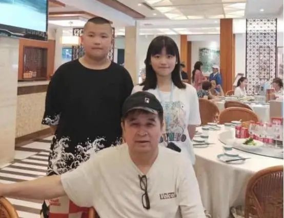 62岁毕福剑隐退5年晚景凄凉？新年首现身，头发凌乱不修边幅