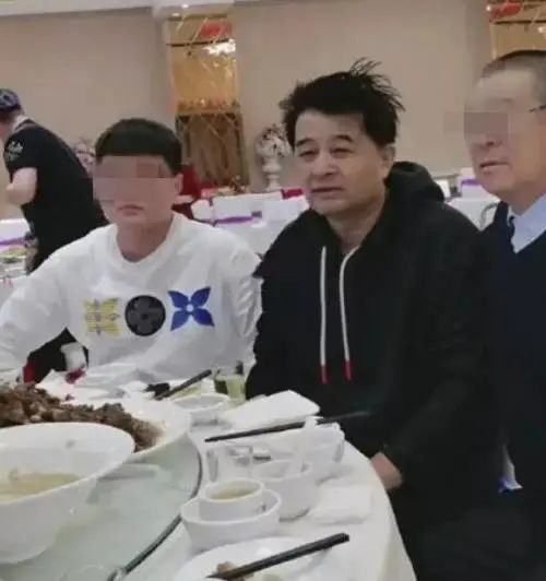 62岁毕福剑隐退5年晚景凄凉？新年首现身，头发凌乱不修边幅