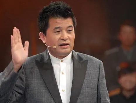 62岁毕福剑隐退5年晚景凄凉？新年首现身，头发凌乱不修边幅
