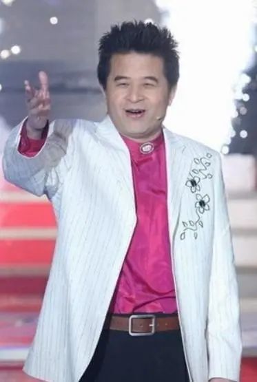 62岁毕福剑隐退5年晚景凄凉？新年首现身，头发凌乱不修边幅