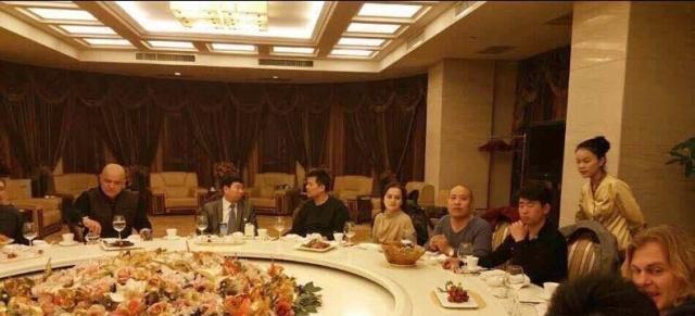 毕福剑下台后生活依旧滋润，开餐馆生意爆红，事业第二春