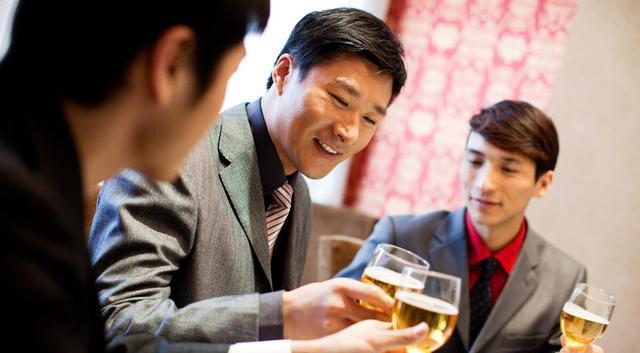 22年起, 公务员不要参加这4种“饭局”, 被查到后可不“好过”!