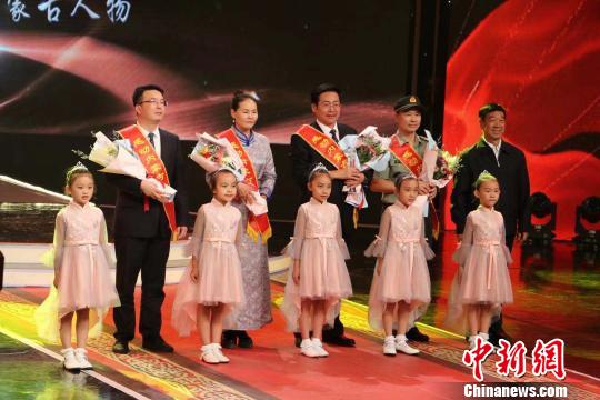 第七届感动内蒙古人物颁奖盛典举行 特别致敬治沙人