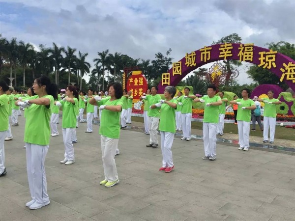 新老琼海人携手举办“我健康、我快乐” 助力琼海创建“三市一区”大型健身舞表演