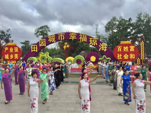 新老琼海人携手举办“我健康、我快乐” 助力琼海创建“三市一区”大型健身舞表演