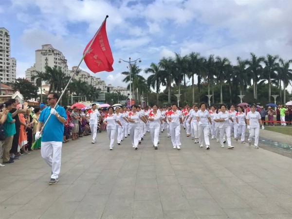 新老琼海人携手举办“我健康、我快乐” 助力琼海创建“三市一区”大型健身舞表演