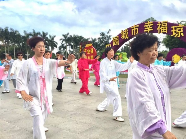 新老琼海人携手举办“我健康、我快乐” 助力琼海创建“三市一区”大型健身舞表演