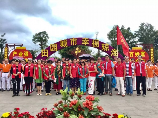 新老琼海人携手举办“我健康、我快乐” 助力琼海创建“三市一区”大型健身舞表演